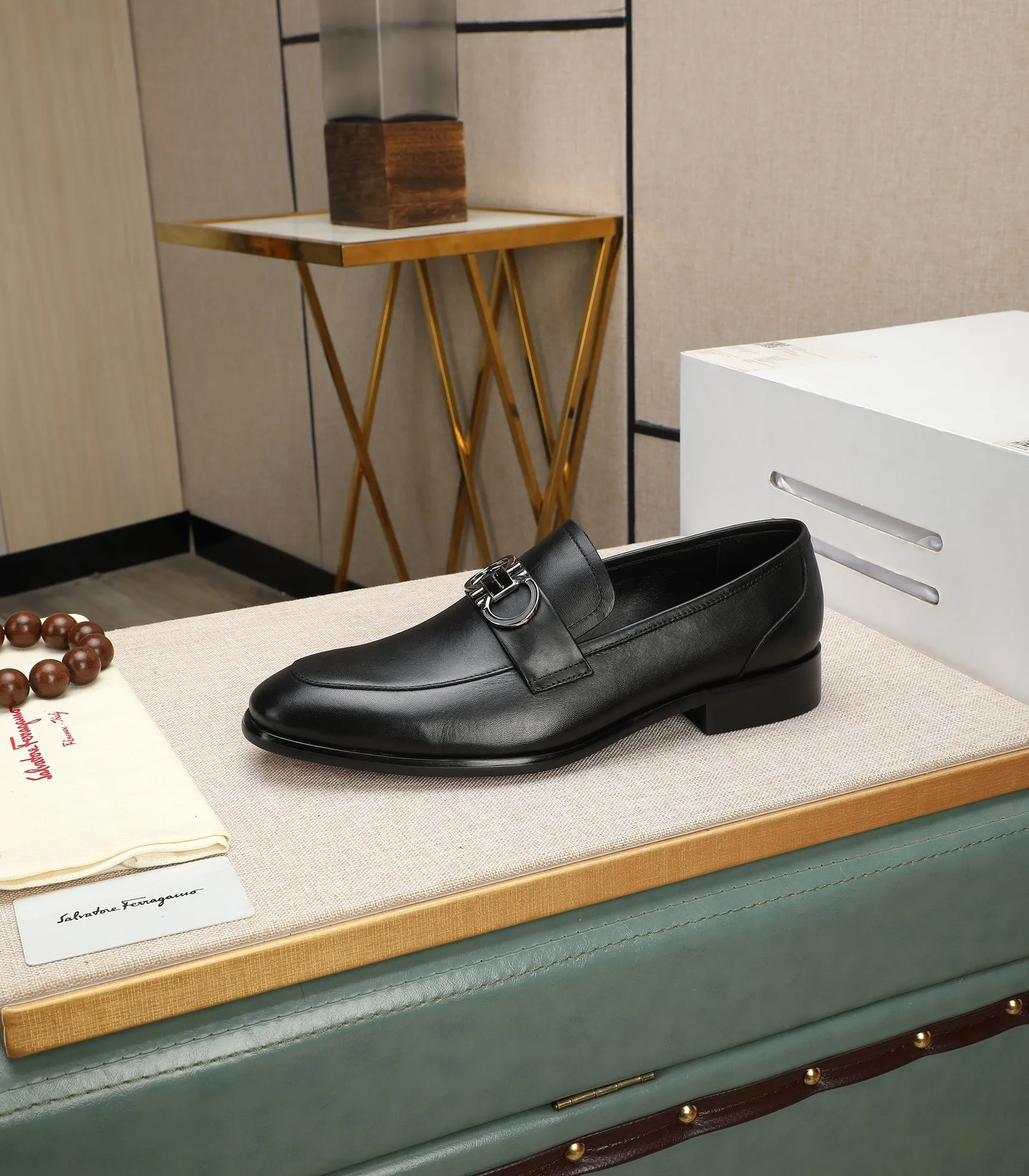 Men's shoes 💰540📛📛(water-dyed cowhide) Salvatore Ferragamo high-end (Salvatore Ferragamo) is the world's top luxury footwear brand. It comes from the fashion kingdom of Italy and is famous all over the world for its traditional handmade design and novel styles...🚶🏻🚶🏻New suit shoes are available simultaneously at the counter. This model is purely handmade. The fabric is imported from Italy's original first-layer cowhide. Soft water-dyed cowhide lining. Original authentic outsole🌀🌀Size: 38➖44 (45 customized)